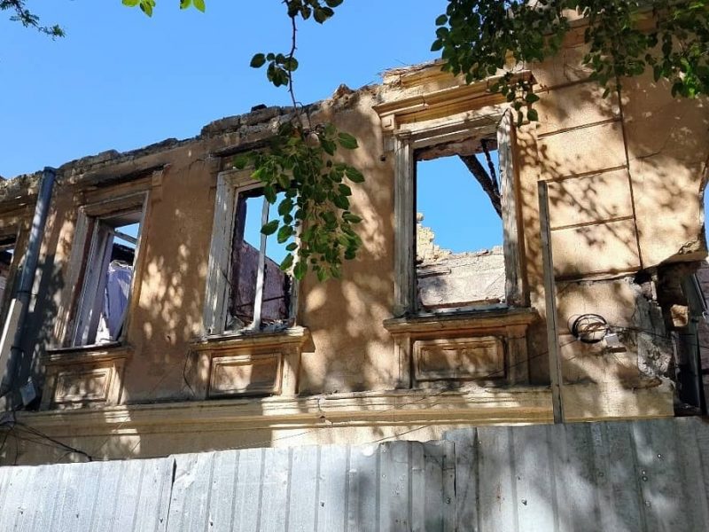 В Одессе идет демонтаж искалеченного врагом дома