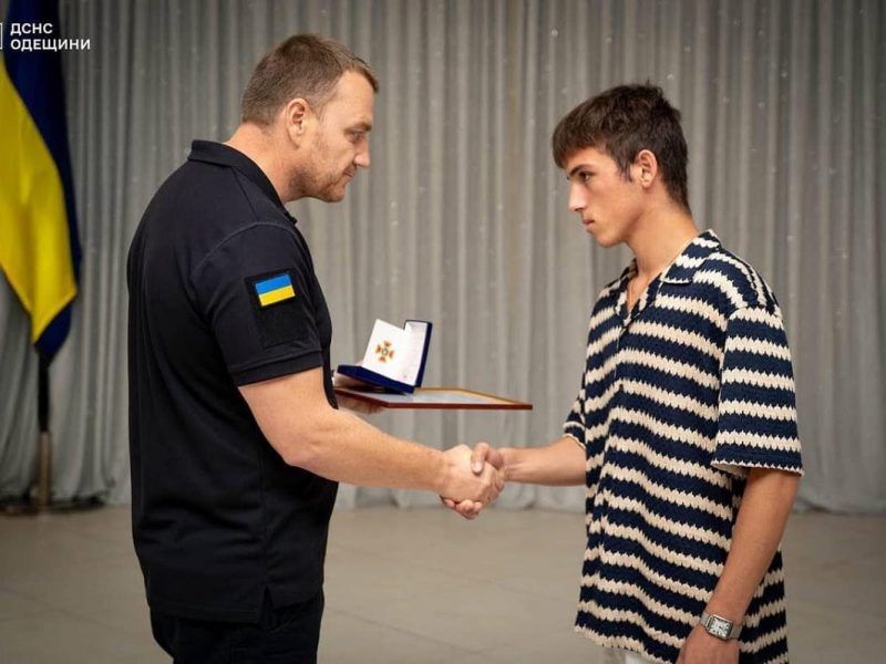 Подросток, спасший друга после удара по лицею, получил награду от спасателей