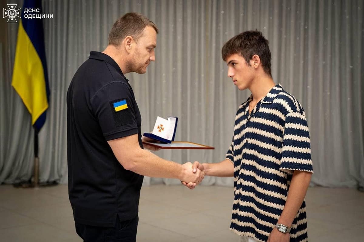 Подросток, спасший друга после удара по лицею, получил награду от спасателей