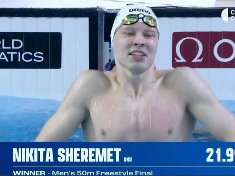 18-летний Никита Шеремет из Черноморска выиграл золото на ЧМ по плаванию в Румынии, установив национальный рекорд Украины