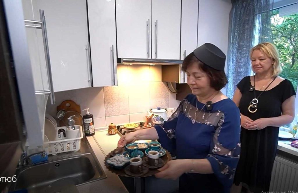 Пані Ельвіра готує традиційну кримськотатарську каву. Адже саме кавою зустрічають гостей