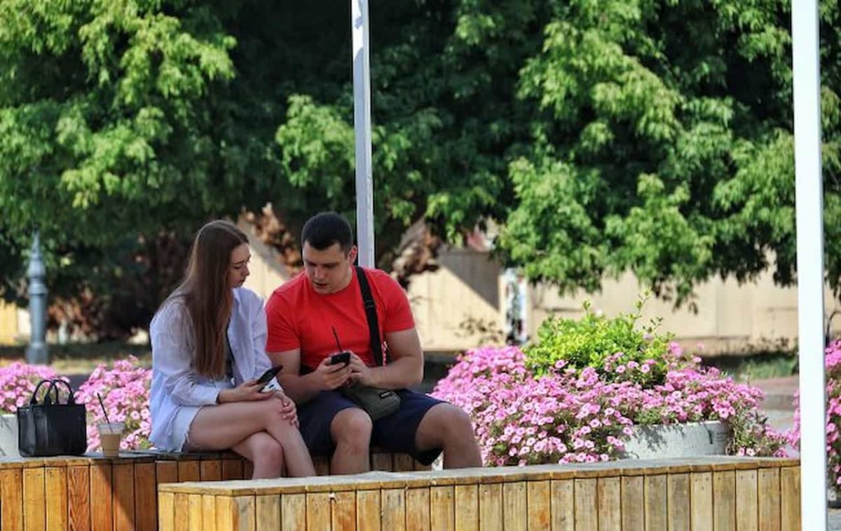 погода - пара на скамейке