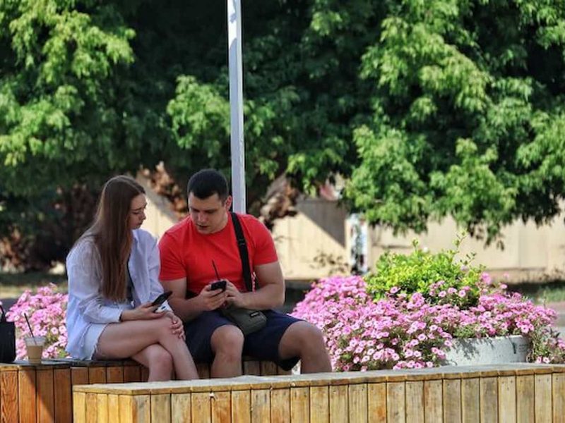 погода - пара на скамейке