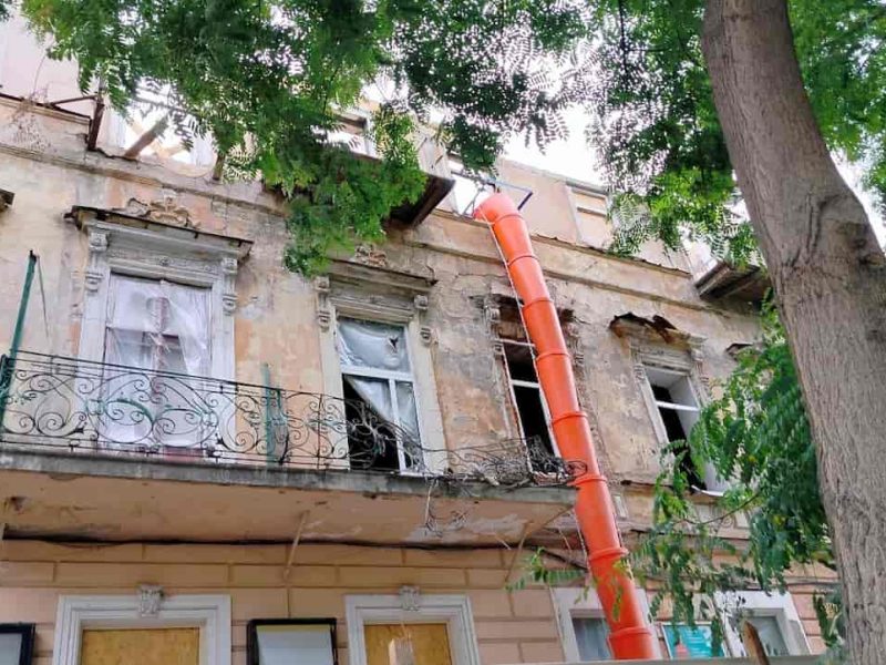 Раны Одессы: как в центре города после прилета спасают исторический дом