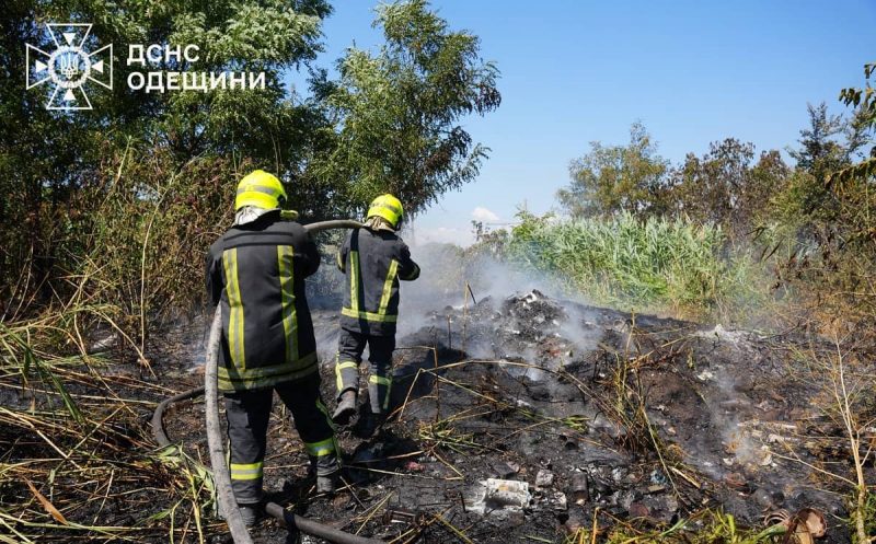 В Одессе тушили масштабный пожар на полях орошения