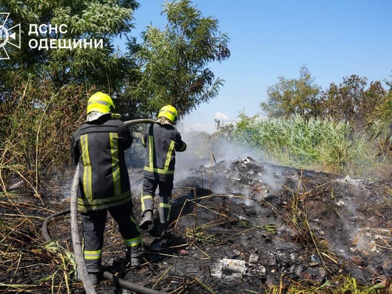 В Одессе тушили масштабный пожар на полях орошения