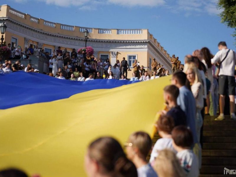 В Одессе на Потемкинской лестнице и маяке развернули огромные флаги Украины (фото, видео)