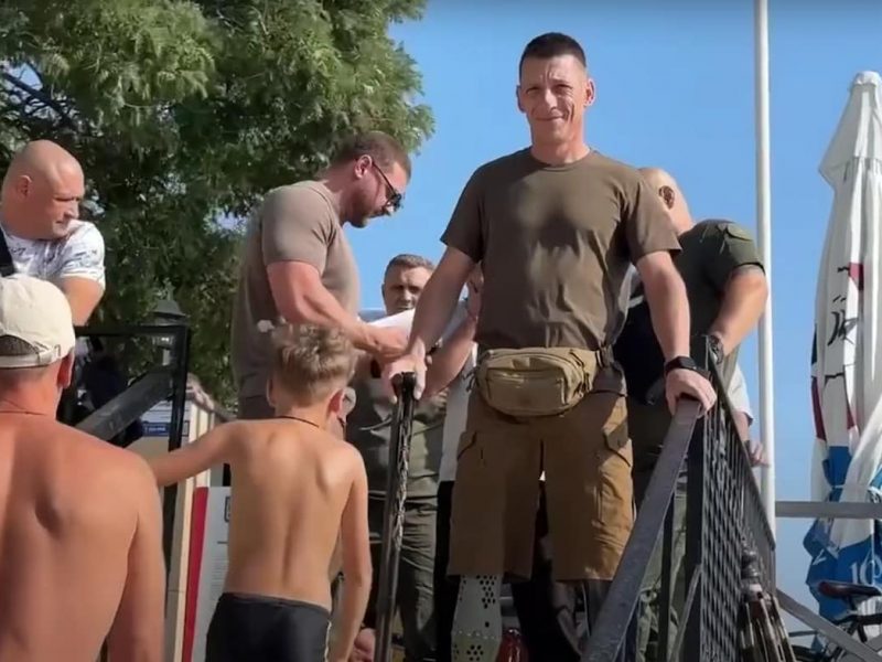 Інвалід ветеран на пляжі