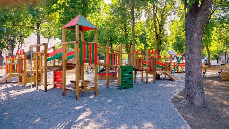 На Соборной площади Одессы монтируют обновлённую детскую мега-площадку
