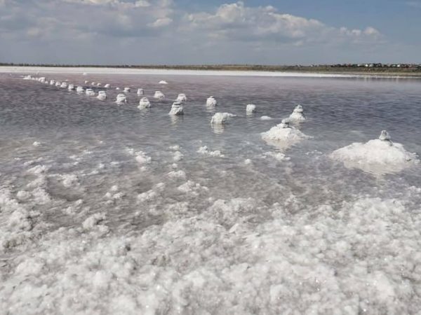 Куяльник почти высох, а его берега покрыла  розовая соль