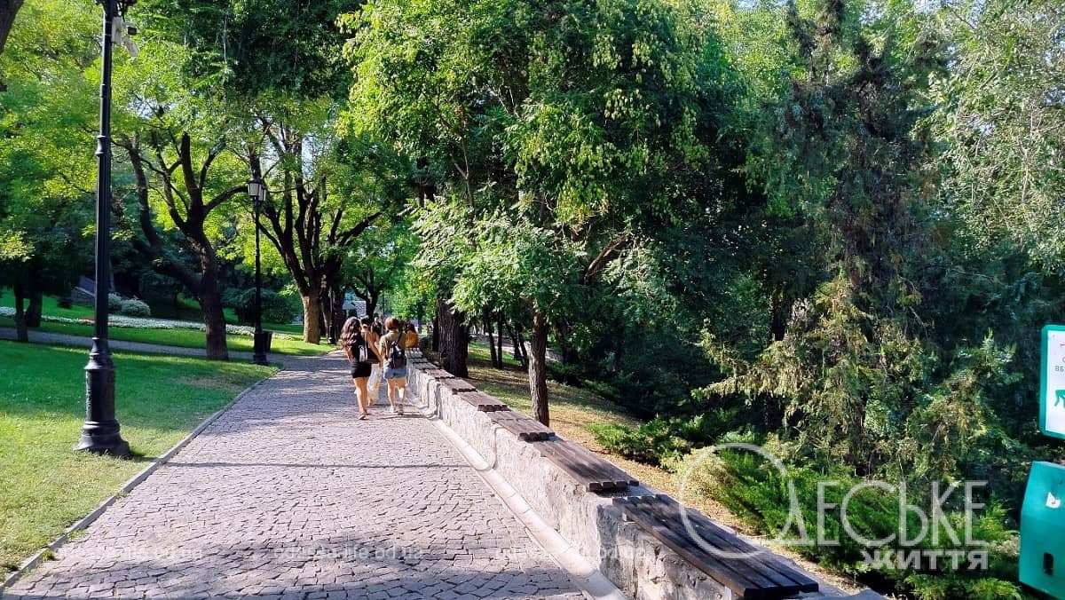 В одесском Стамбульском парке продолжаются прогулки и отдых