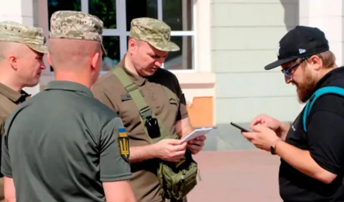 ТЦК на вулиці перевіряє документи