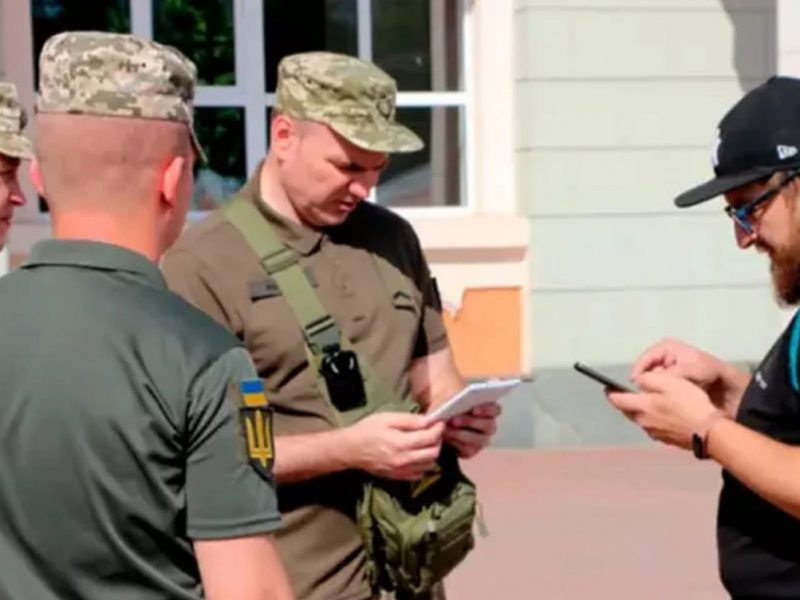 ТЦК на вулиці перевіряє документи