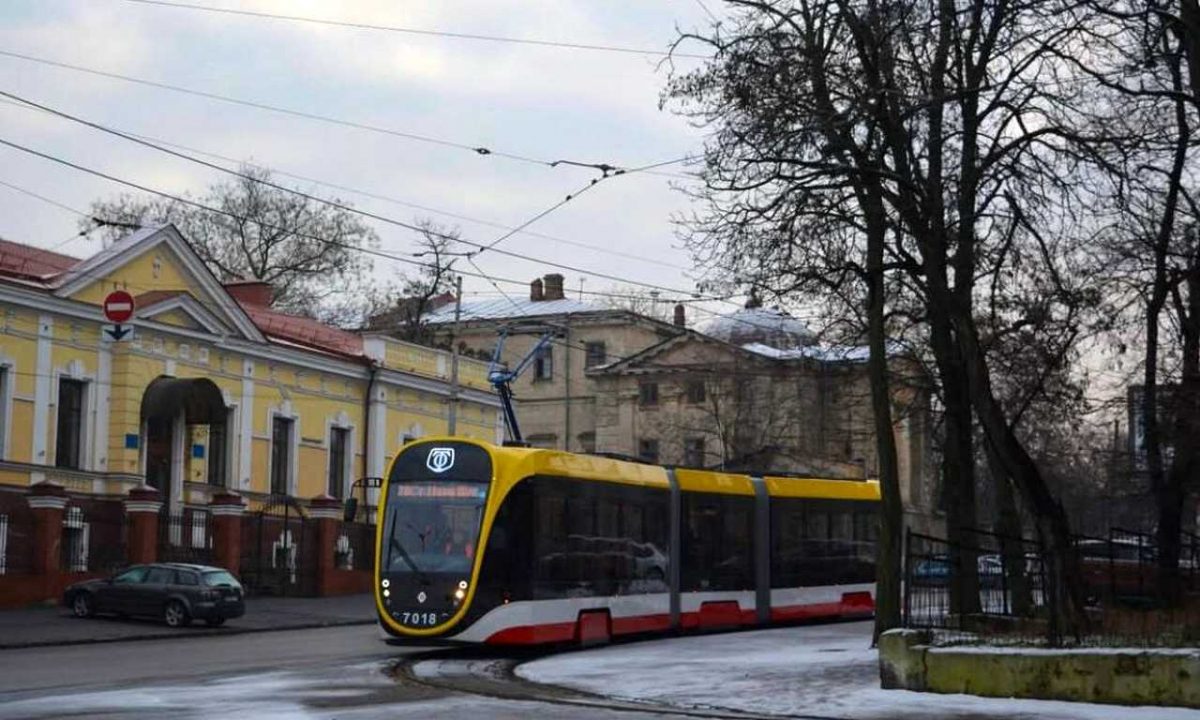 Трисекційний трамвай на вулицях міста