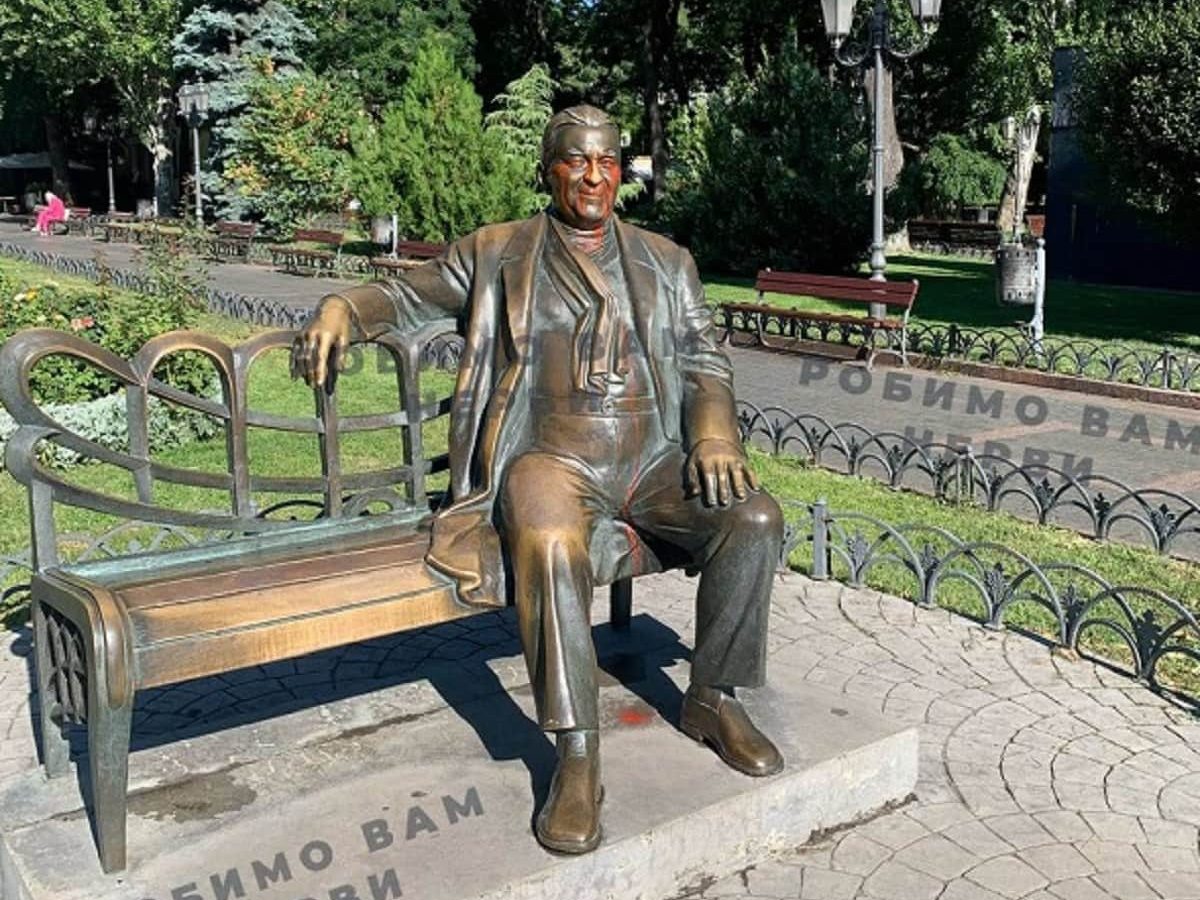 В центре Одессы запачкали красной краской памятник Утесову