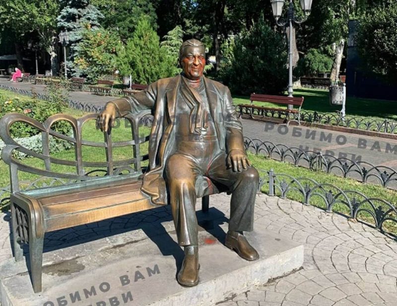 В центре Одессы запачками красной краской памятник Утесову