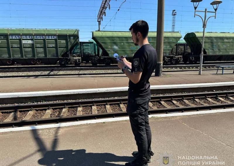 В Одессе мужчина получил удар током, забравшись на крышу поезда