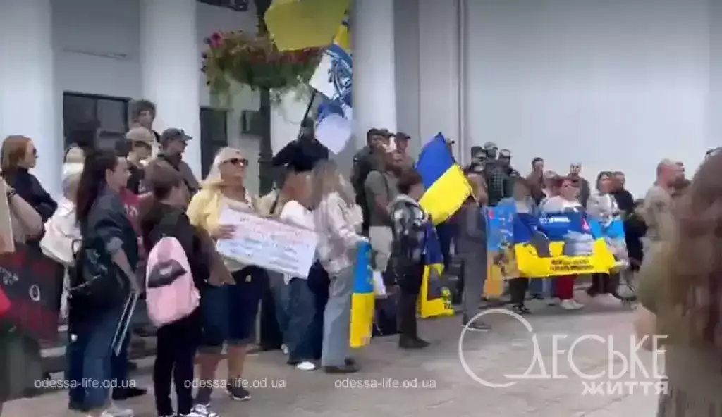 К участникам акции «Гроші на ЗСУ» присоединились военные