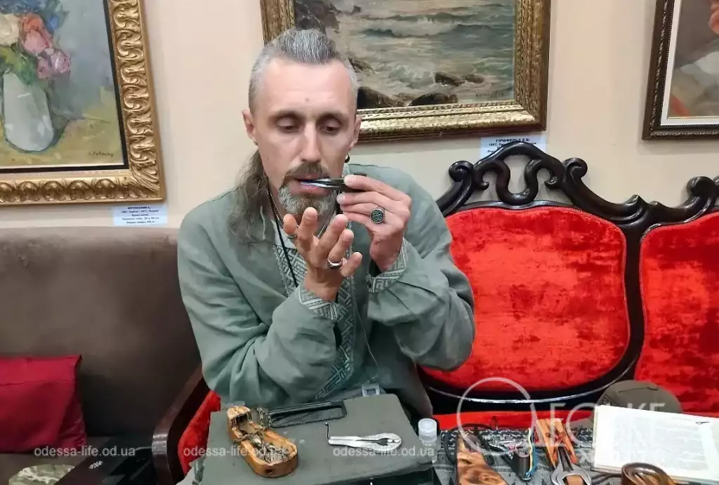 Андрей Козаченко играет на дрымбе