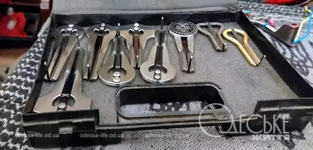 Воин ВСУ создает инструменты из гвоздей, ключей и других простых материалов