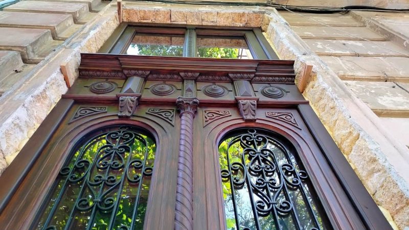 Четкость резьбы и металлическое кружево: в Одессе оживили дверь исторического дома