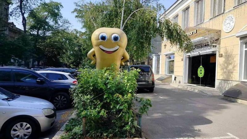 Памятник зубу в Одессе