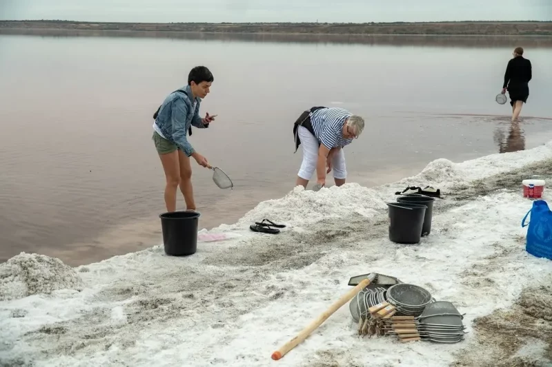 Одесситы убирали соль с берегов, чтобы лиман «дышал» и не пересох
