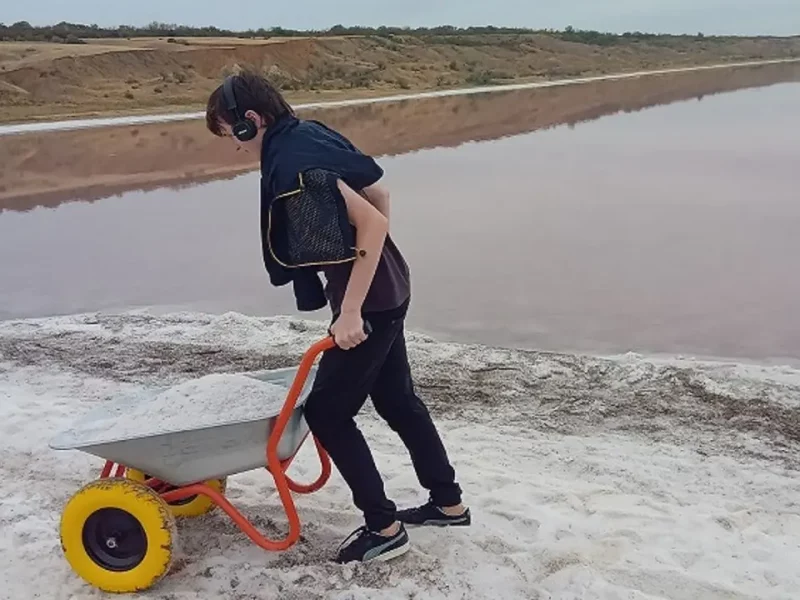 Одесити збирають сіль на міліючому лимані