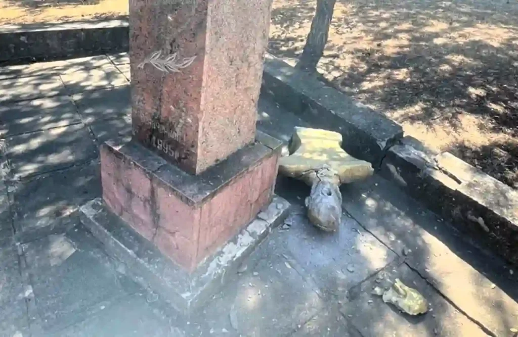 Пам'ятник Посмитному після зносу
