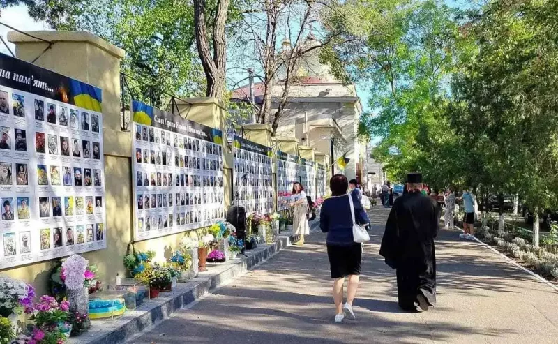 Духовенство и община Одессы почтили память героев у Стены памяти