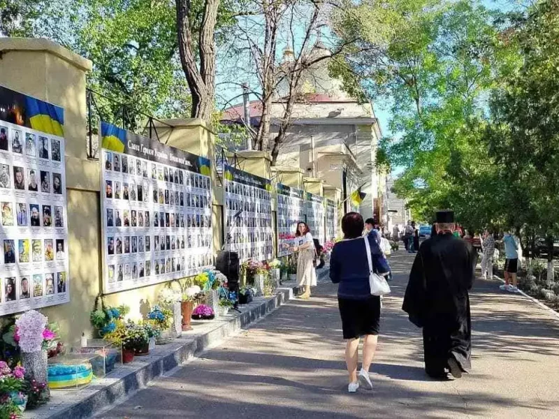 Духовенство и община Одессы почтили память героев у Стены памяти