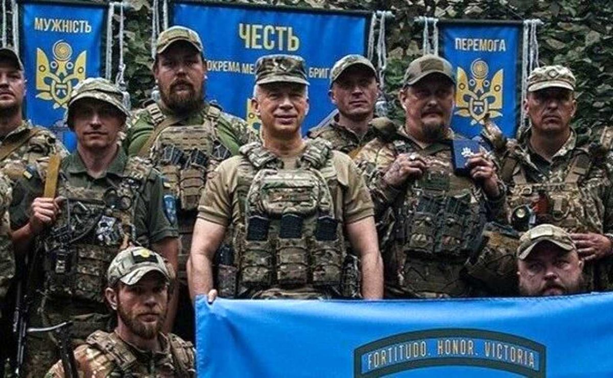 військові