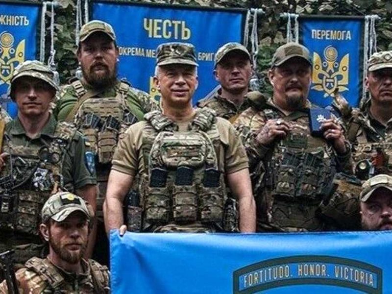 військові