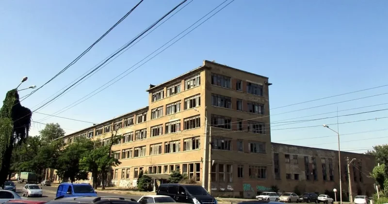 На Дальницкой, 32-34 продают заброшенное здание КИНАПа
