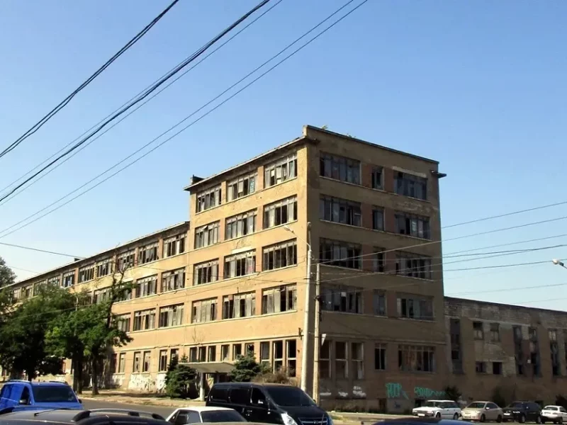 На Дальницкой, 32-34 продают заброшенное здание КИНАПа