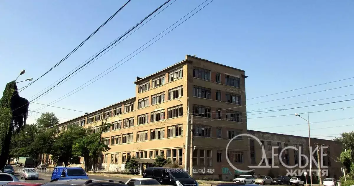 На Дальницкой, 32-34 продают заброшенное здание КИНАПа