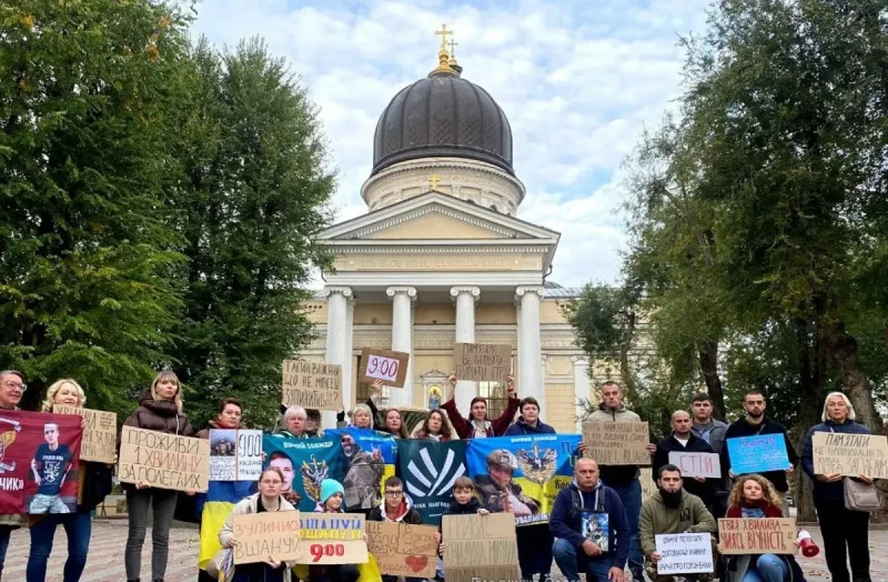 Одесситы собрались на акцию «Вшануй. 9:00», чтобы почтить Героев Украины