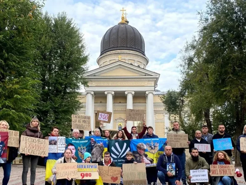 Одесситы собрались на акцию «Вшануй. 9:00», чтобы почтить Героев Украины