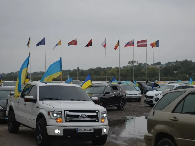 Балта майоріла прапорами: місто об’єднав патріотичний автопробіг