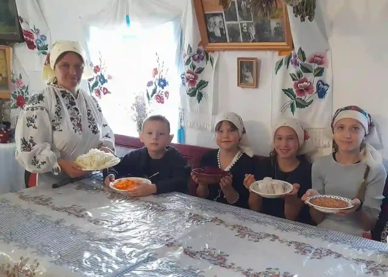 Діти та жінка тримають тарілки