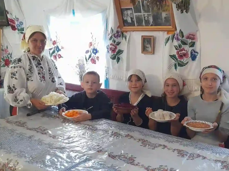 Діти та жінка тримають тарілки