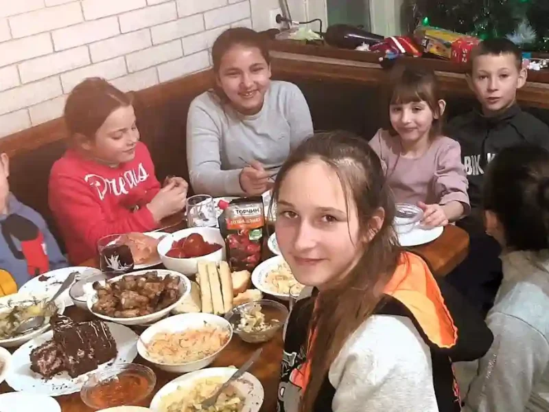 Патронатна родина за столом