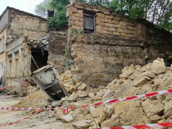 В Одесі на Прохоровській обвалилася стіна будинку: що залишилося від старовинної будівлі (фоторепортаж)