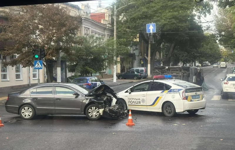 В центре Одессы перевернулся автомобиль