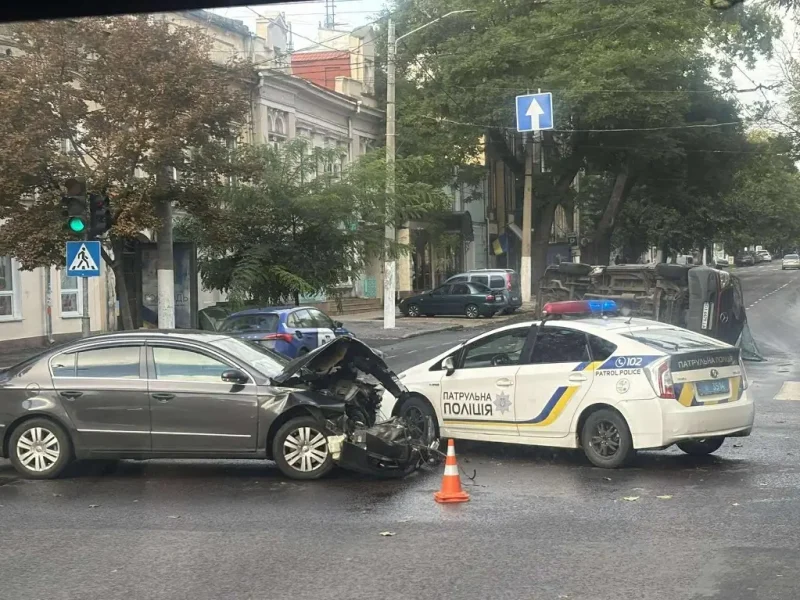 В центре Одессы перевернулся автомобиль