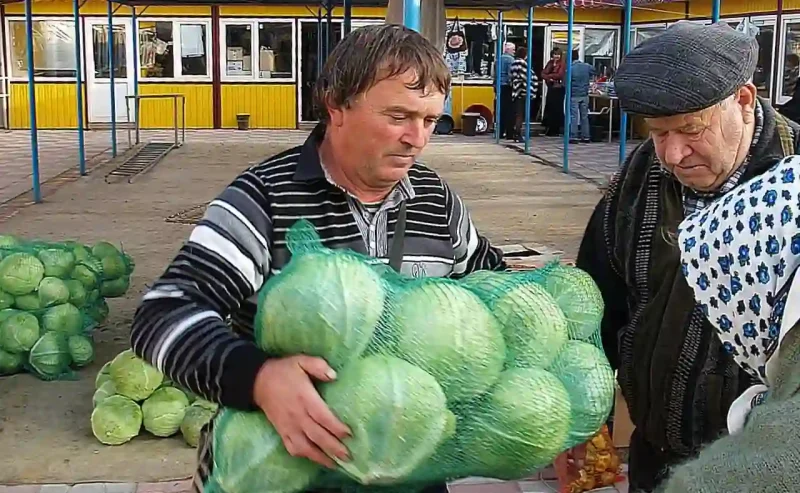 Чоловік продає капусту
