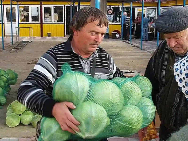 Чоловік продає капусту