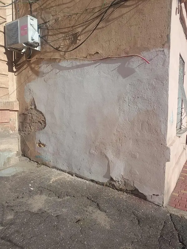 Уже через несколько часов часть работы повредили, затем полностью зарисовали