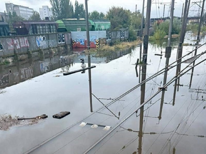 Мощный ливень в Одессе затопил железную дорогу