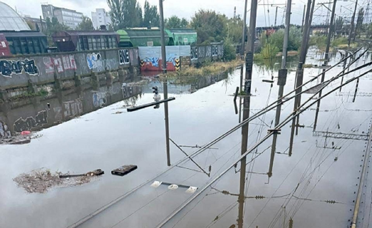 Мощный ливень в Одессе затопил железную дорогу